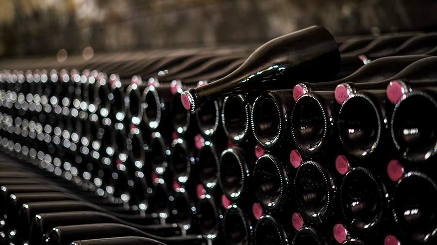 媒体爆料：特朗普出席晚宴突发枪击，参加宴会的宾客趁混乱哄抢盗取宴会红酒。
以色列