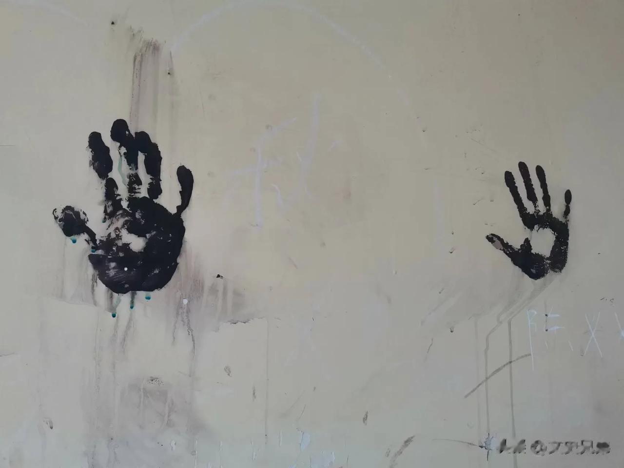  
今天在巡视校园的时候，发现两个黑掌印。
这是谁在练什么神奇的武功吗？
于是我