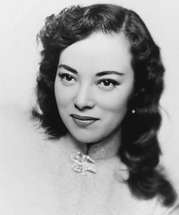 1945年，女汉奸李香兰将被执行枪决，谁料，临刑前她突然解开胸口扣子，从胸前掏出