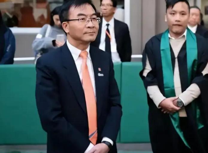 "你们选错了学校！"香港毕业典礼奏响国歌，两名毕业生全程稳坐不肯起立，半句国歌都