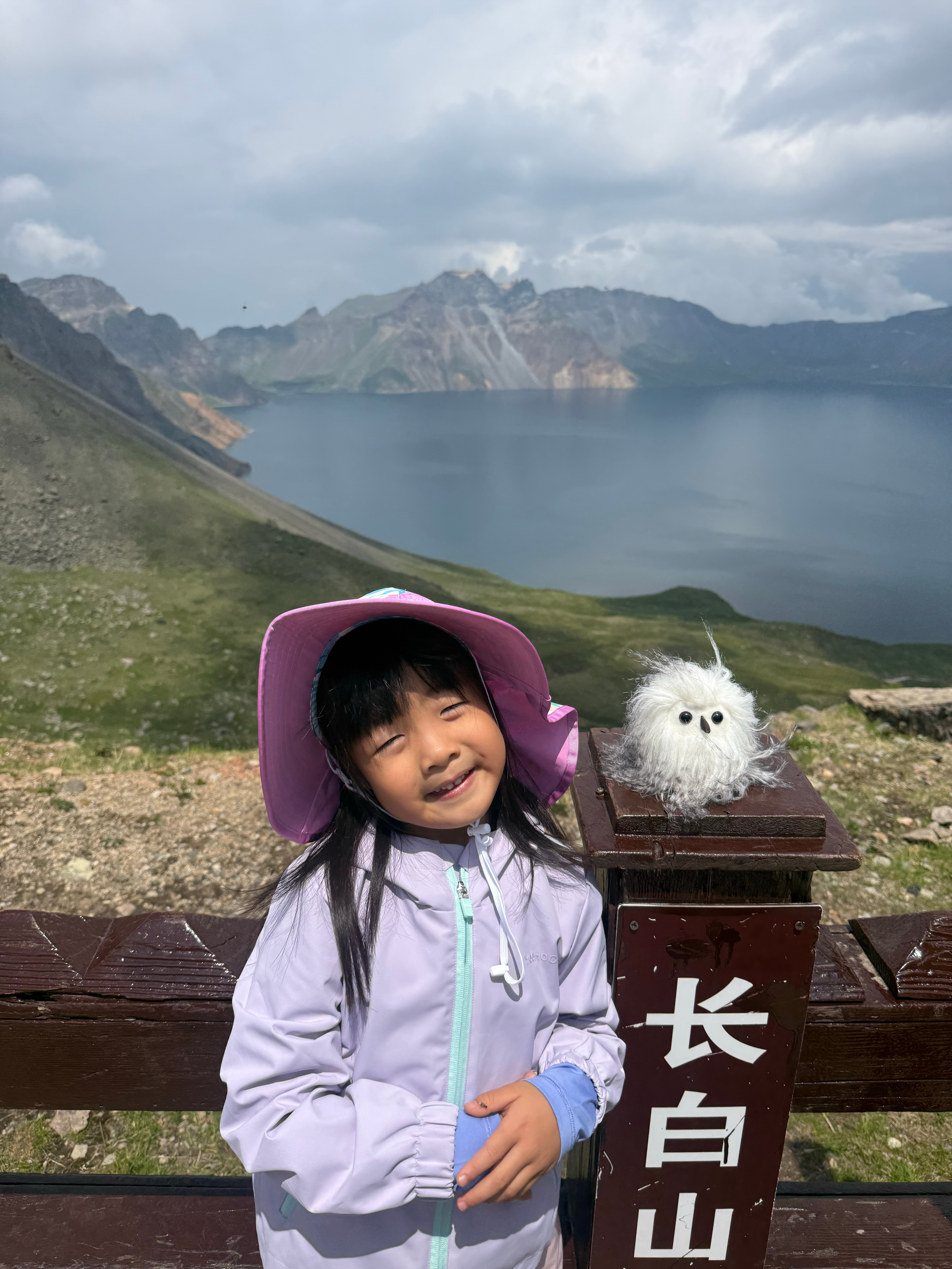 爬天池1400多级台阶对妹简直易如反掌，啥也不是热带一家人去东北
