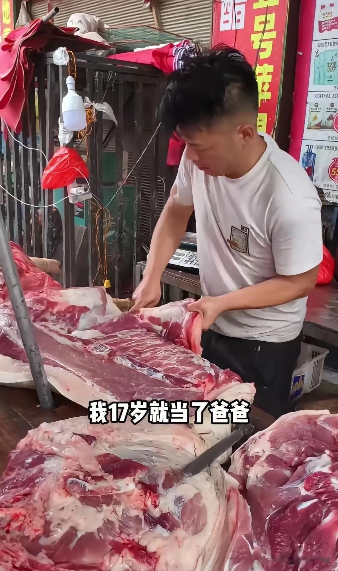 17岁就当了父亲，如今儿子也17岁了。儿子不是读书的料，不想上学了，于是男子让儿