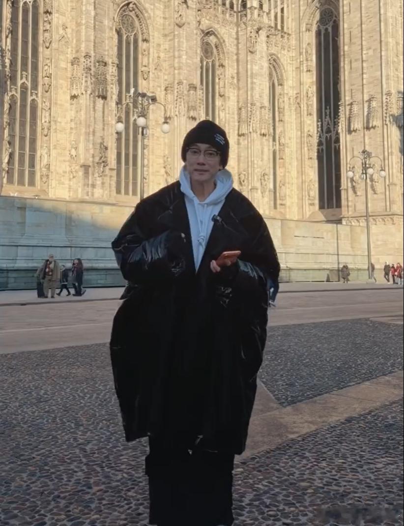 55岁林依轮线下状态 55岁的林依轮线下亮相，冷帽配潮服瞬间成为焦点，身形高挑清