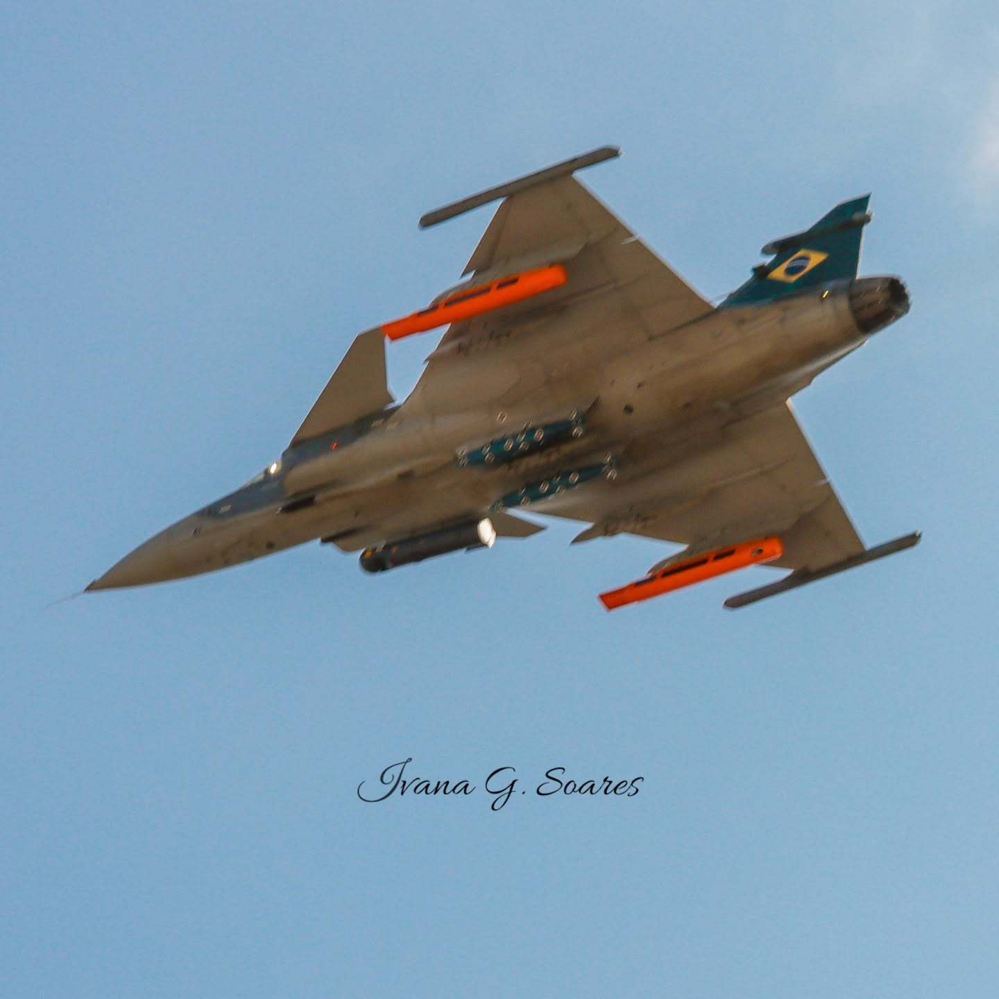 巴西空军机号FAB 4100的"鹰狮-E"正在进行空对地武器测试。挂激光制导和铁