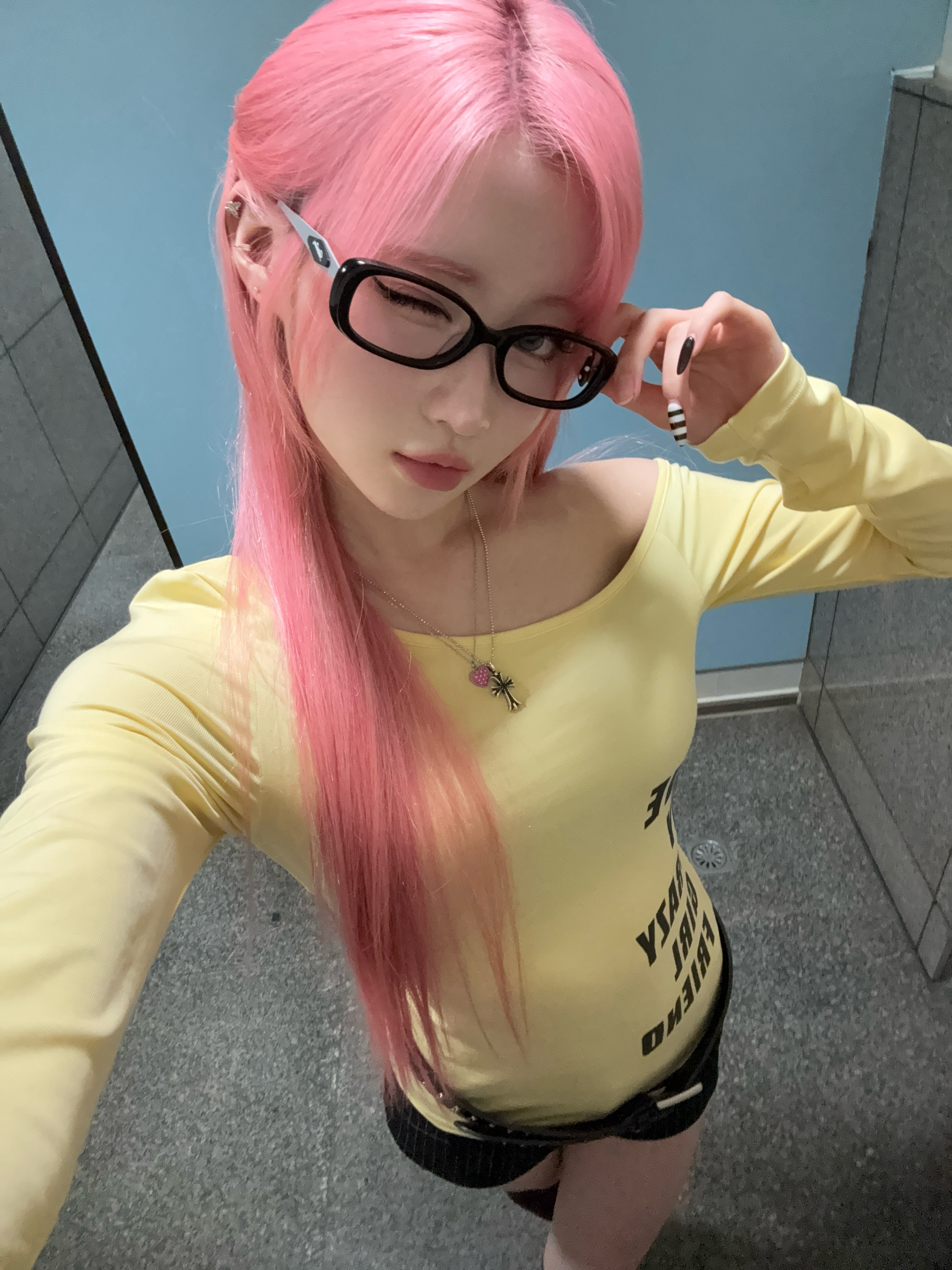 榎并杏纱爱做什么美甲就做什么美甲，爱穿什么衣服就穿什么衣服，爱怎么媚粉就怎么媚粉