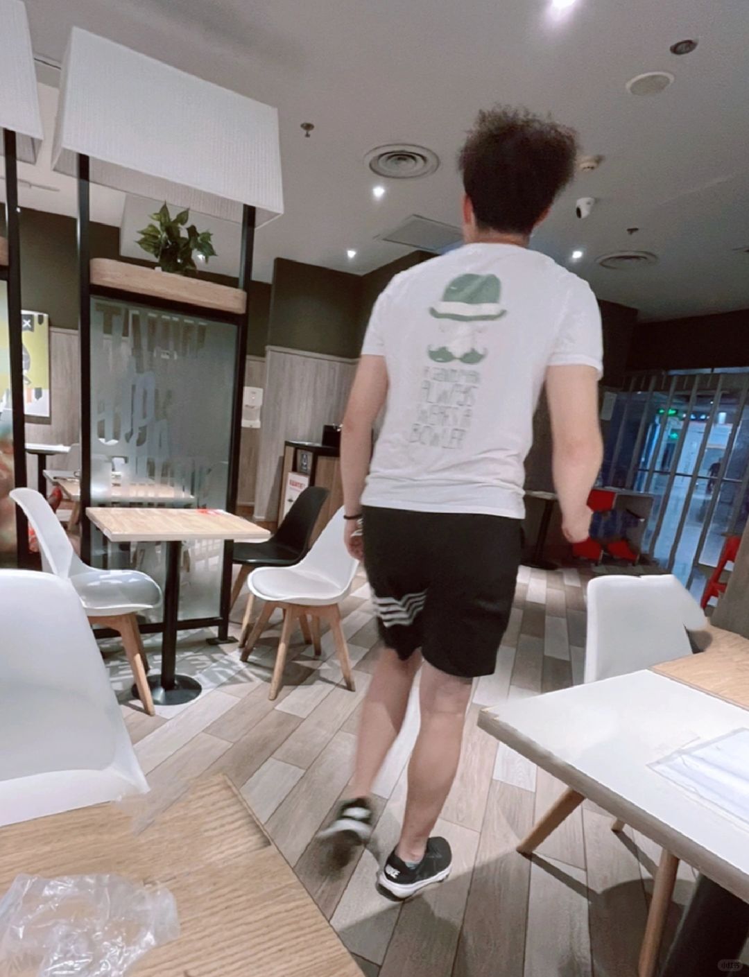 吃饭漏电把我对象头发电站起来了，店员慌了
