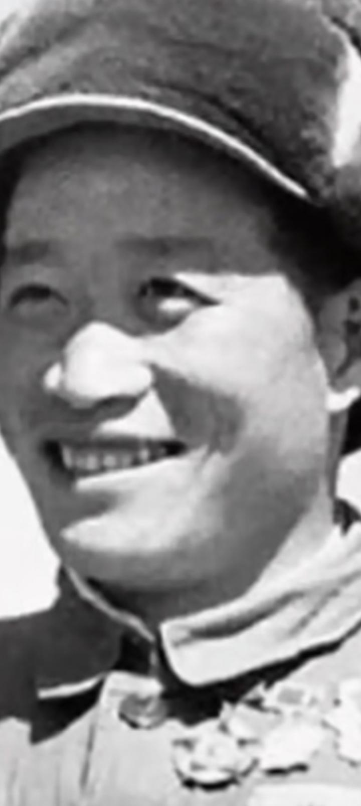 杨育才11年提了一级，才是副连长。
1964年毛主席问，他不是奇袭白虎团的排长么