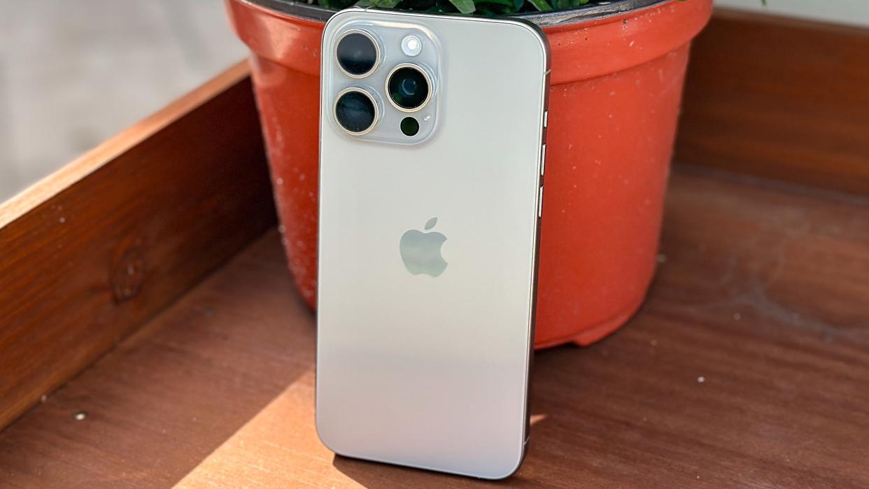 朋友让我别再嘴硬，在他看来，目前性价比最高的旗舰手机是iPhone15 Pro 