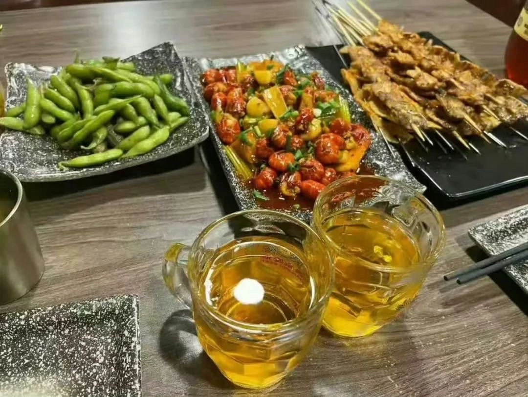 我会一直喝酒 直到哪一天有人出现说 不喝了我们回家 ​​​