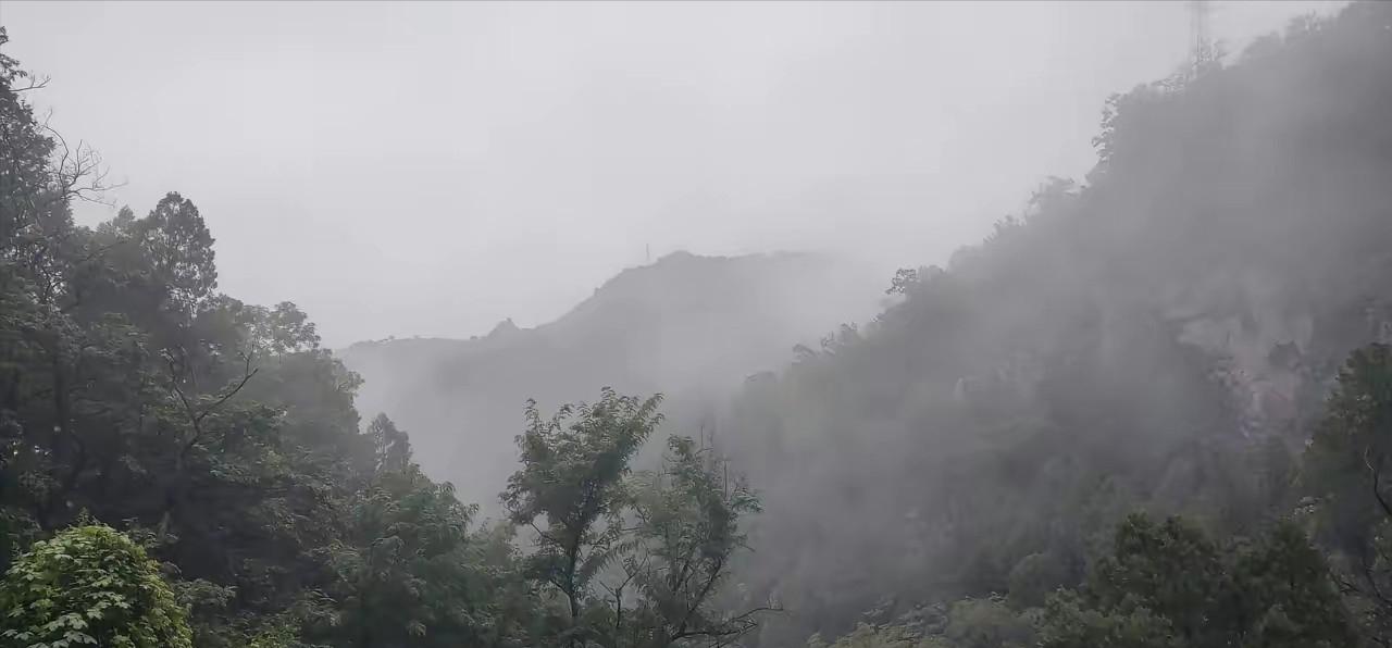 泪目！6名退休老师去贵州旅游，突遇大雨，在一农户家躲雨，主人家做了9菜1汤，拿出