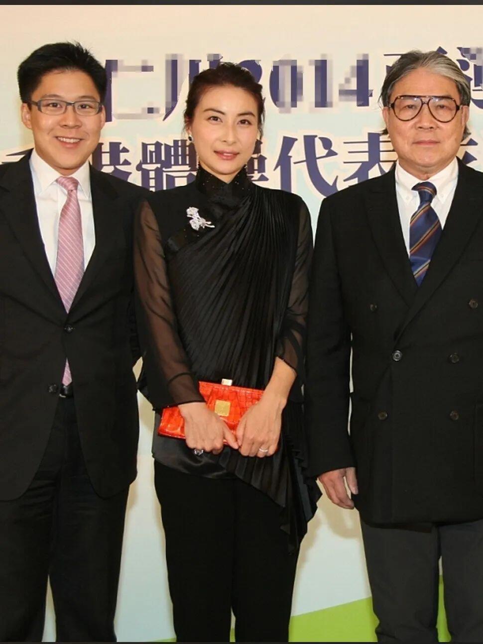 郭晶晶携霍家三兄弟合影，霍起刚这个死丫头，嫁得真好。她是耐看型，单看外貌好像一般