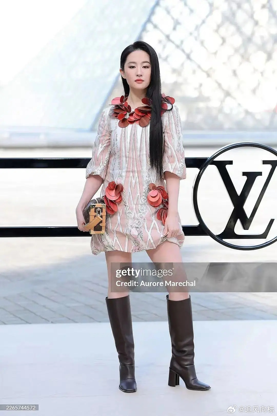 刘亦菲这种表情感觉就是想显示高级感 脸没垮 