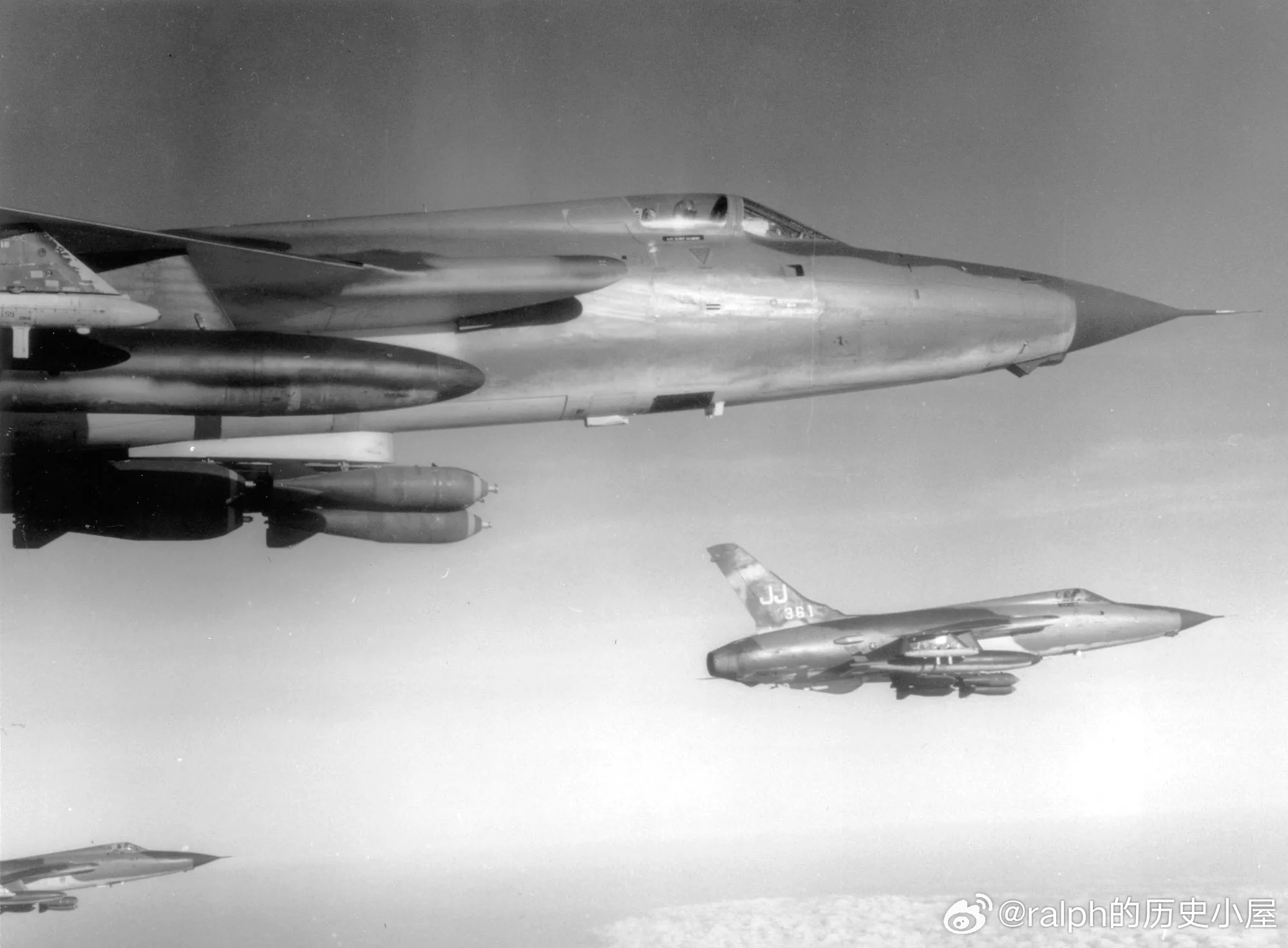 越南战争中F-105战斗轰炸机是美国空军在越南的主力，610架F-105D和14