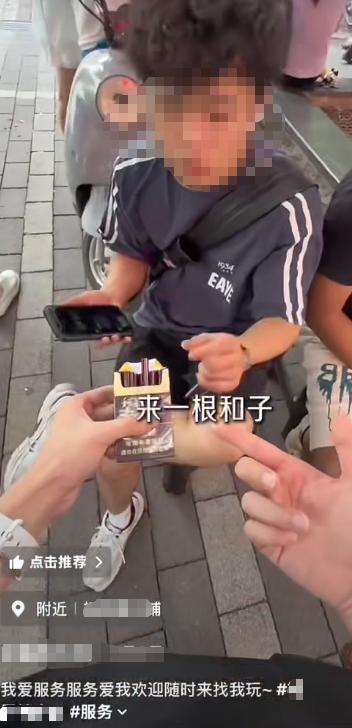 “吵翻天！”深圳，有一家网红糖水铺，老板见排队的人太多，就给排队的男食客派发香烟