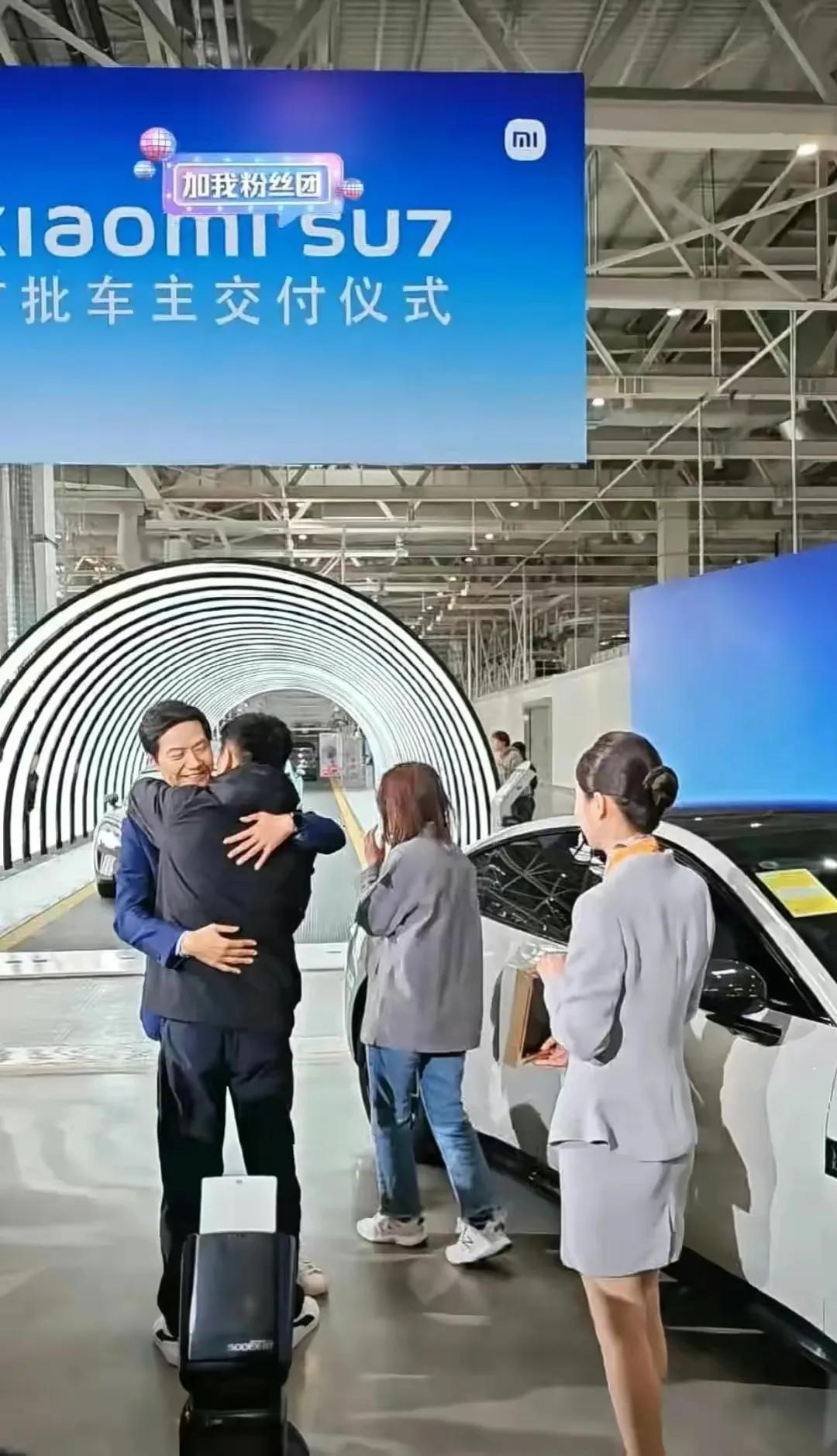 雷总持续为小米汽车SU7的热度加火，今天为车主开车门更是圈粉无数，评论区都炸了，