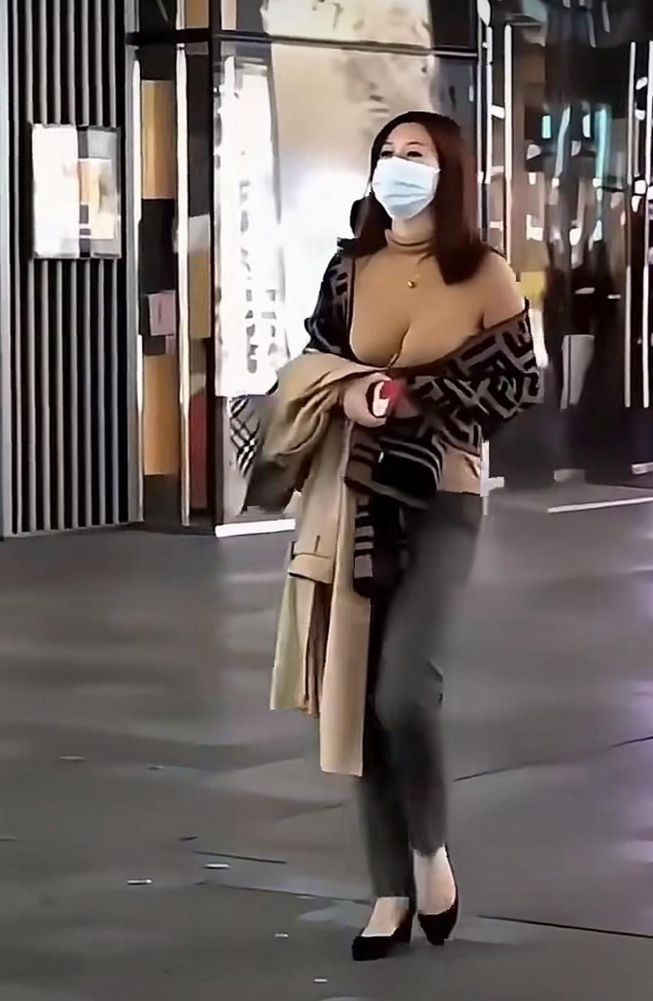 街拍漂亮阿姨，真的太美了[爱慕][爱慕][爱慕][爱慕]