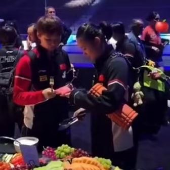 抽签现场，徐奕紧紧跟在曼昱身后，人特别多，她生怕和曼昱分开，等会找不着。突然她瞄