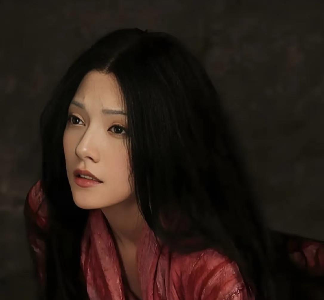 霍启山娜然同游意大利，
这看起来那么般配，
长相干净又正能量，
还和朱玲玲那么相