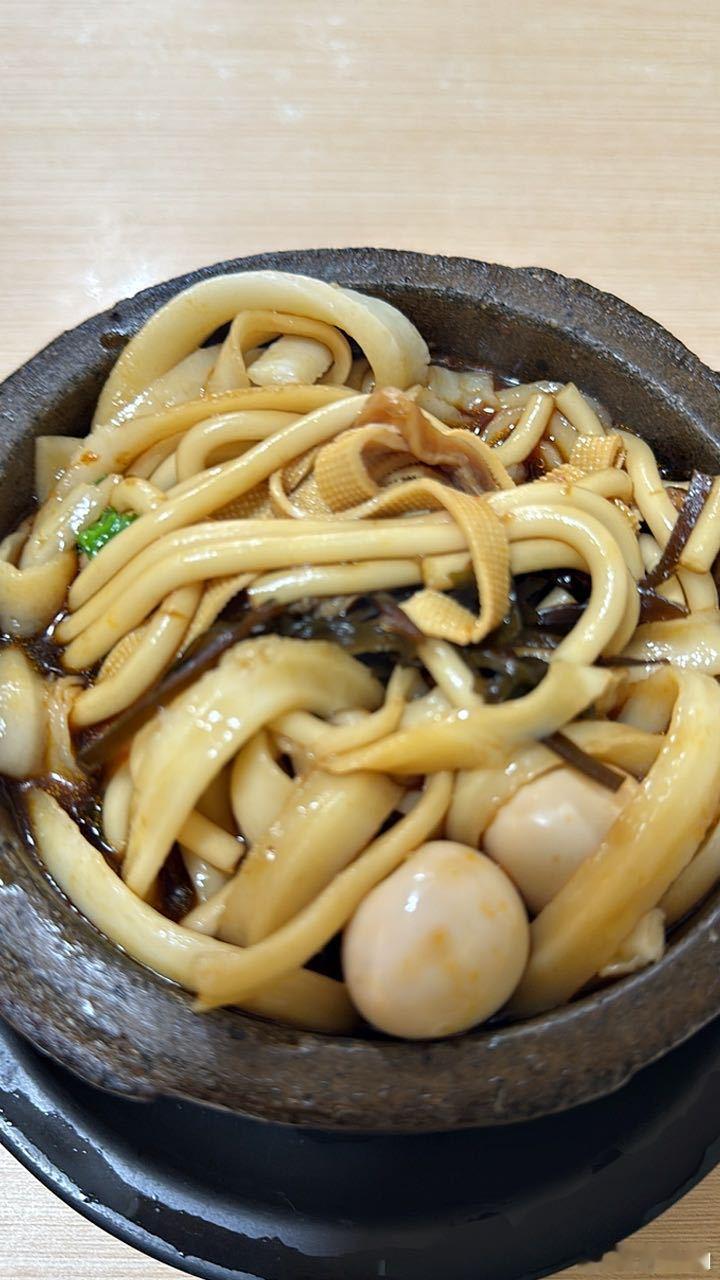 我坐在小餐馆里吃饭旁边一个大哥碰见熟人了：诶？你嘎哈呢？：我吃饭来了：我也是实在