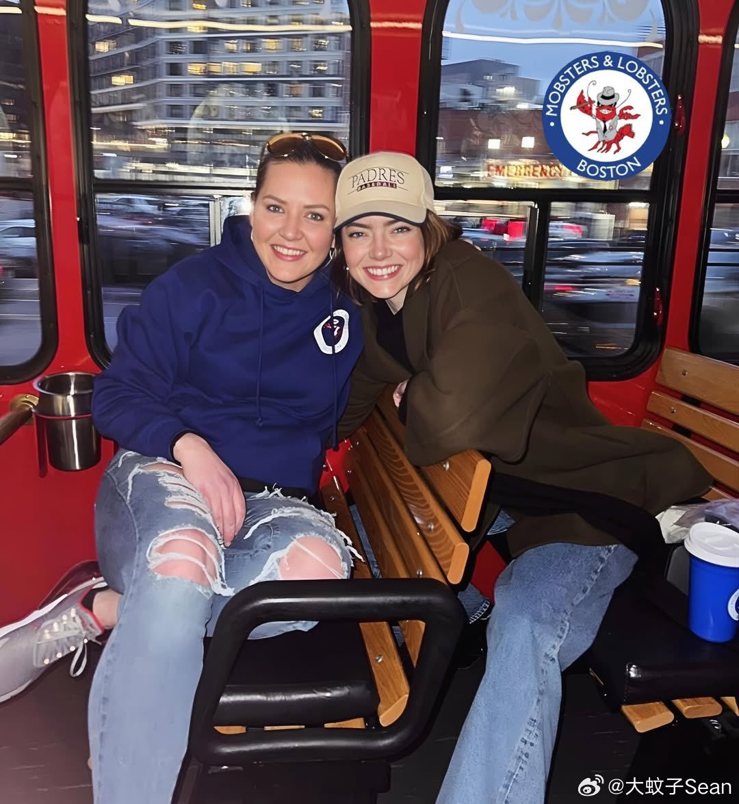 在波士顿看完圣地亚哥教士队棒球赛的Emma stone艾玛斯通被偶遇，粉丝收获贴