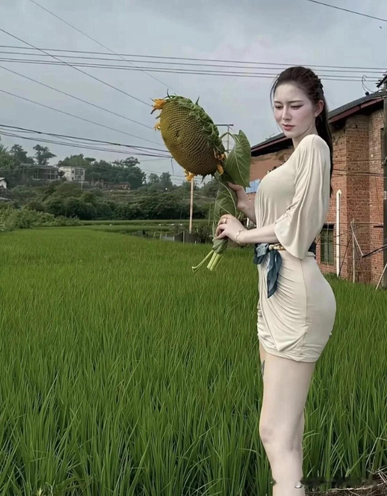 冷白皮的美女就是好看，这皮肤也太好了吧，真的很白，比那些白色人种的肤色还要白，没