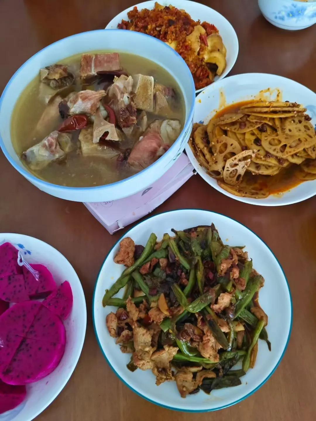 这一餐菜，花了几块钱，，自己做的，腊排骨，猪肉，都是自己家养的猪，豆角自己家种的