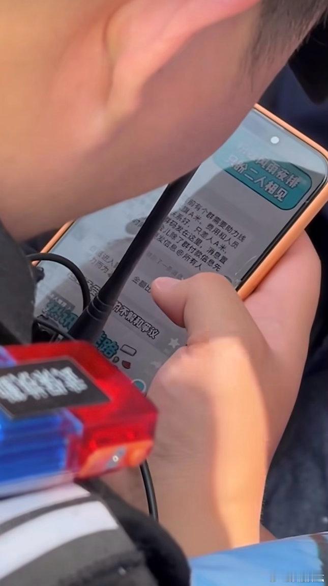 保安小哥在橹穆99声中搜起了这对cp太湖湾音乐节保安搜橹穆CP 太湖湾音乐节保安
