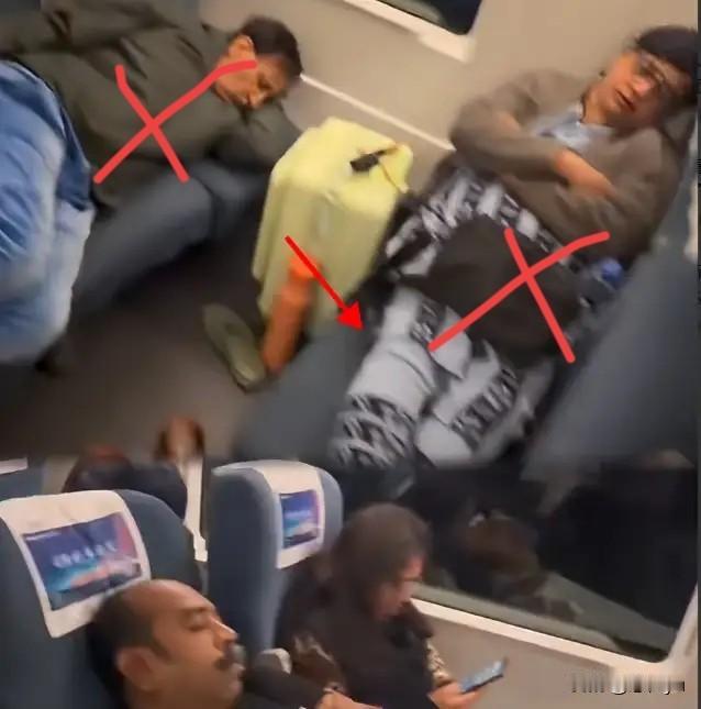 “滚回自己的国家去！”
2025年12月29日，四川成都，一男子刚进高铁车厢，就