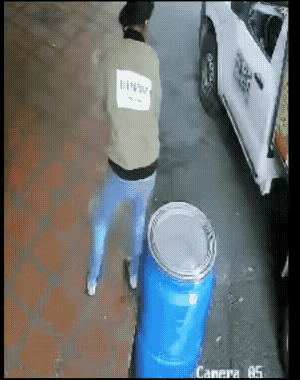 走路玩手机真别大意，有时候意外来得比你想的还突然！一女子站路边玩手机玩累了，看见