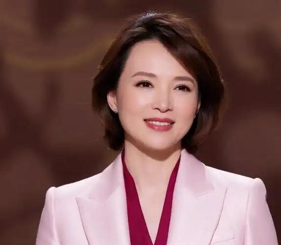 2026年春天，董卿送走了患癌七年的母亲。同一时间，她的丈夫、百亿富豪密春雷，已