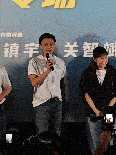 #谢霆锋这辈子没比过心#💞#电影海关战线北京首映# 家人们憋不住笑了，让酷哥儿