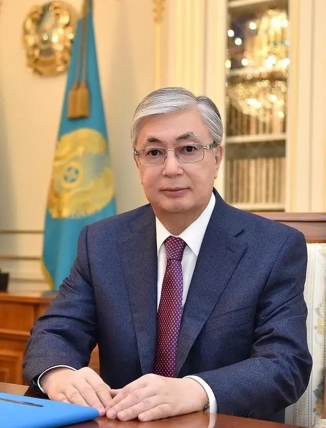 哈萨克斯坦害怕了。

哈萨克斯坦总统近期公开放出狠话，要在两年之内，完成本国武装