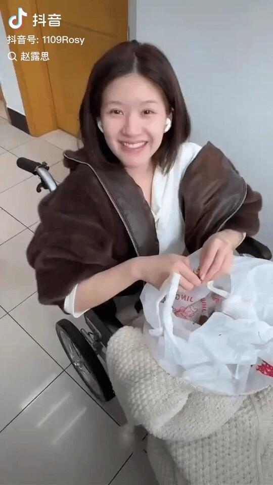 赵露思走不动想去捶打腿 看到你笑着的照片，我l真的要哭瞎眼了之前就在想你会不会回
