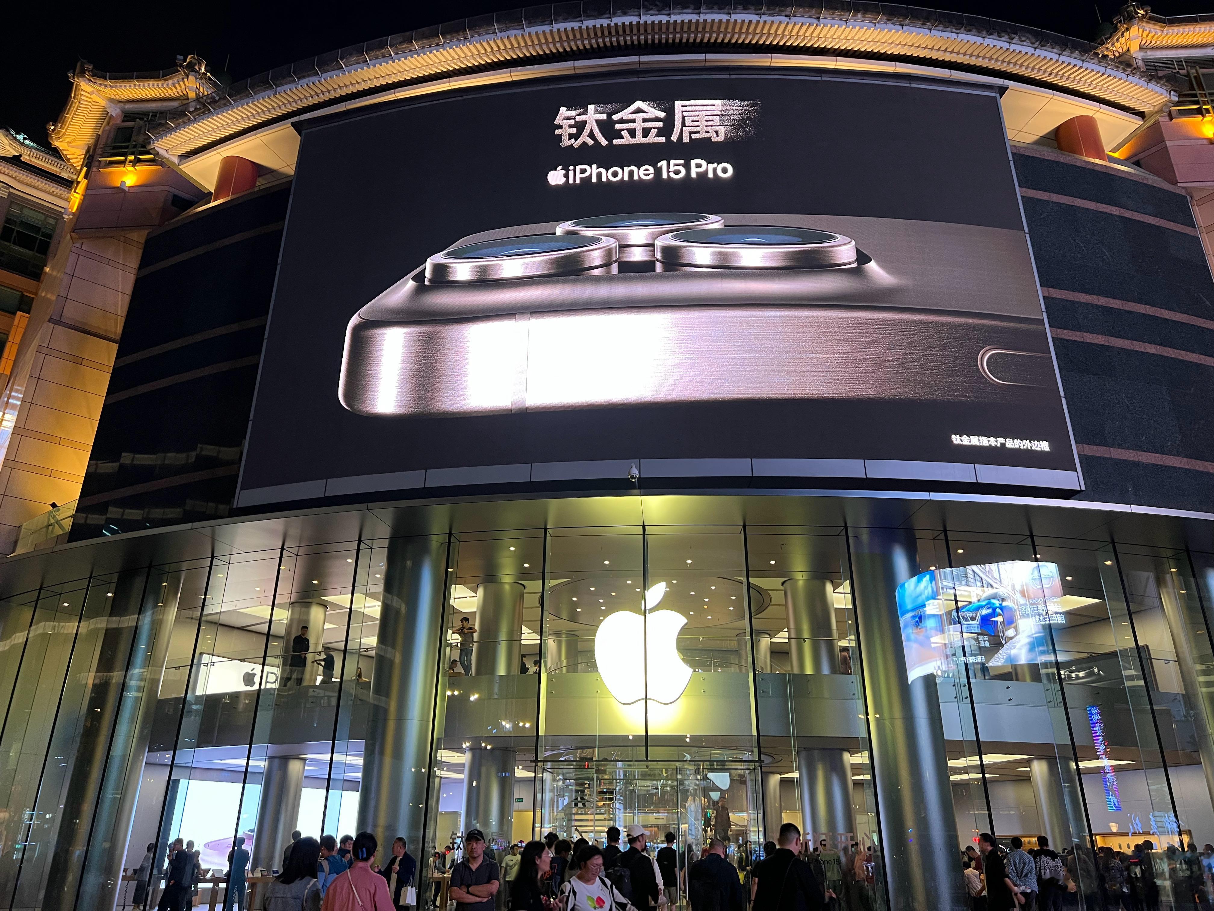 #马斯克怒赞iPhone15拍照功能#王府井旗舰店内，试机人潮涌跃，不过体验了1