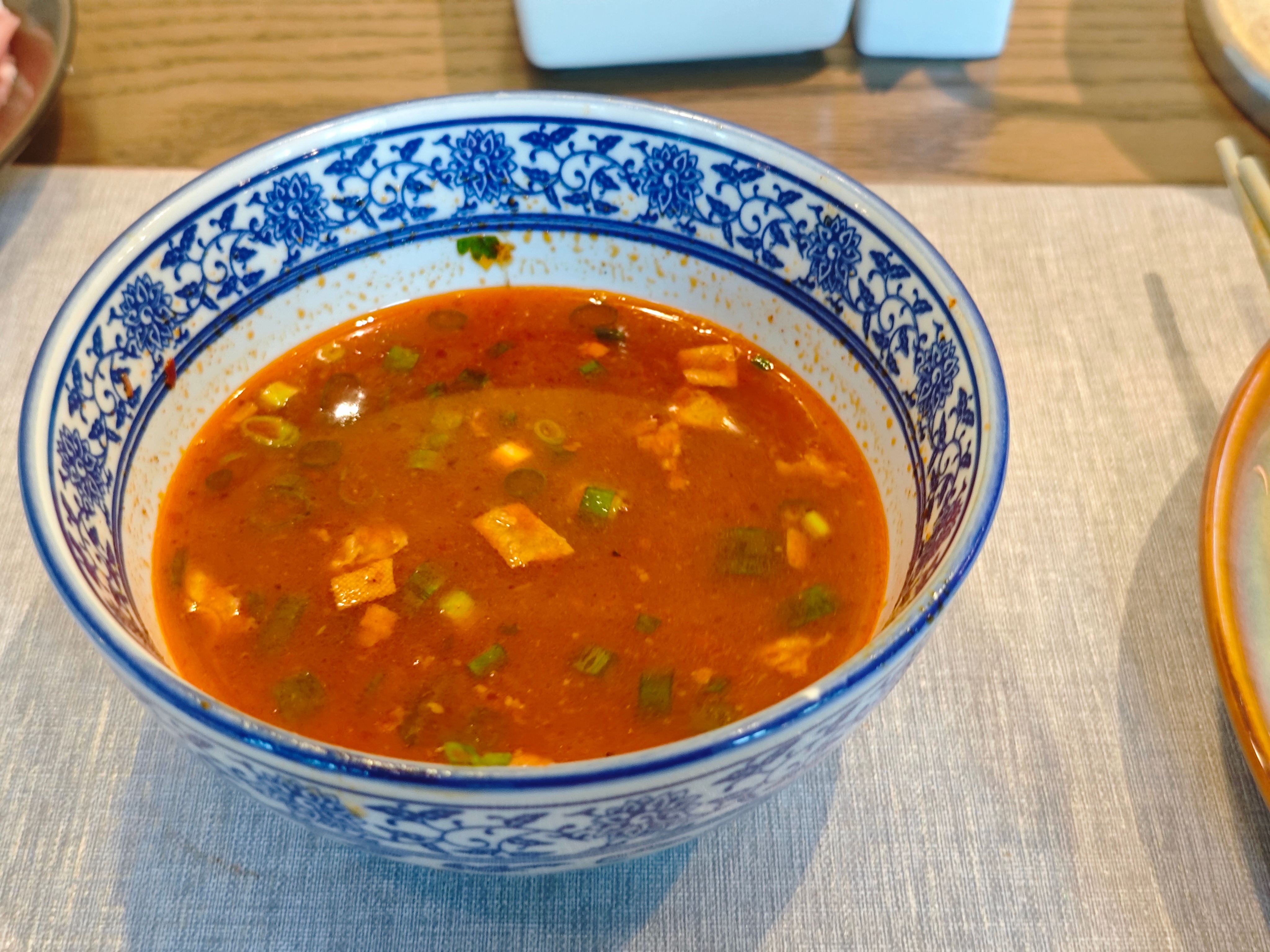 越往北方，面条越好吃。北方小麦蛋白质含量高，放的料也足。这一碗下肚，满足。 西安