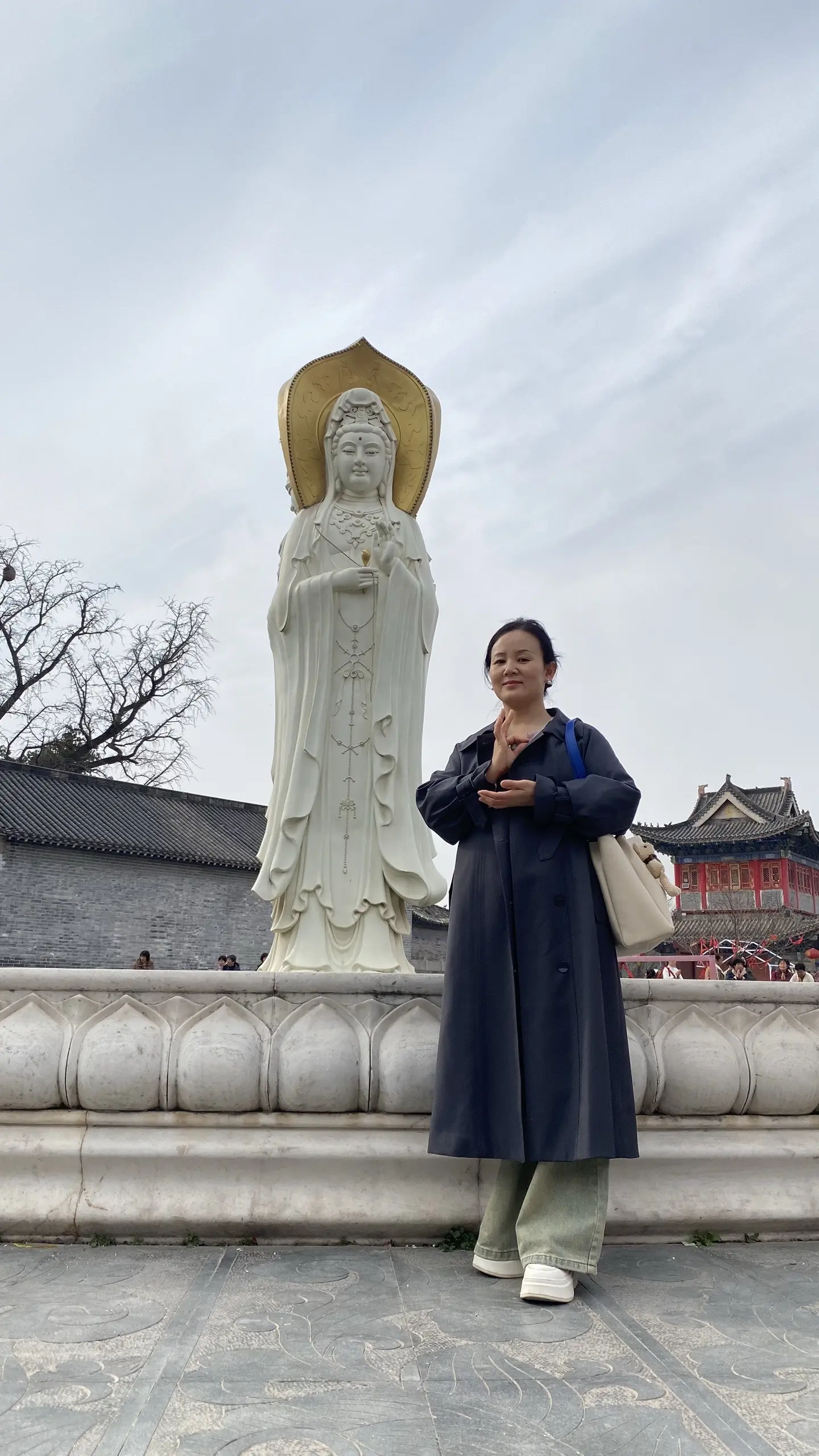 一炷香燃尽三千执念，半卷经读破人间迷途，你叩响山门时檐角风铃轻颤，恰似...