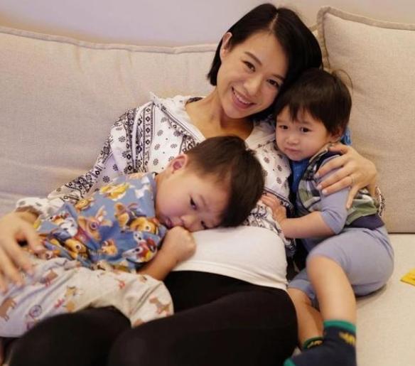 2021年，胡杏儿紧张地告诉丈夫李乘德：“我怀孕了，如果这第三个孩子又是男孩该怎