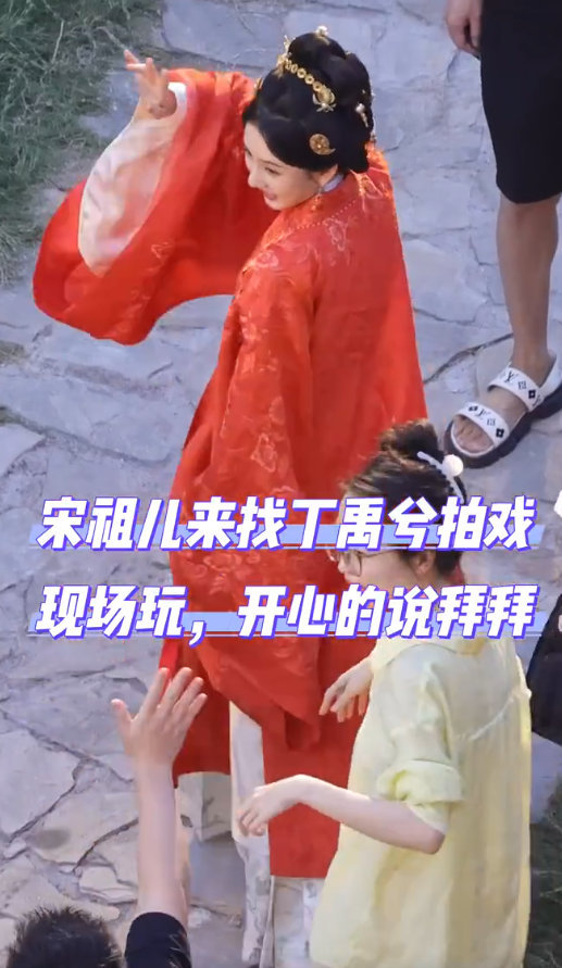 宋祖儿探班丁禹兮邓恩熙宋祖儿探班丁禹兮邓恩熙，这三人同框的快乐谁能懂啊！空气里全