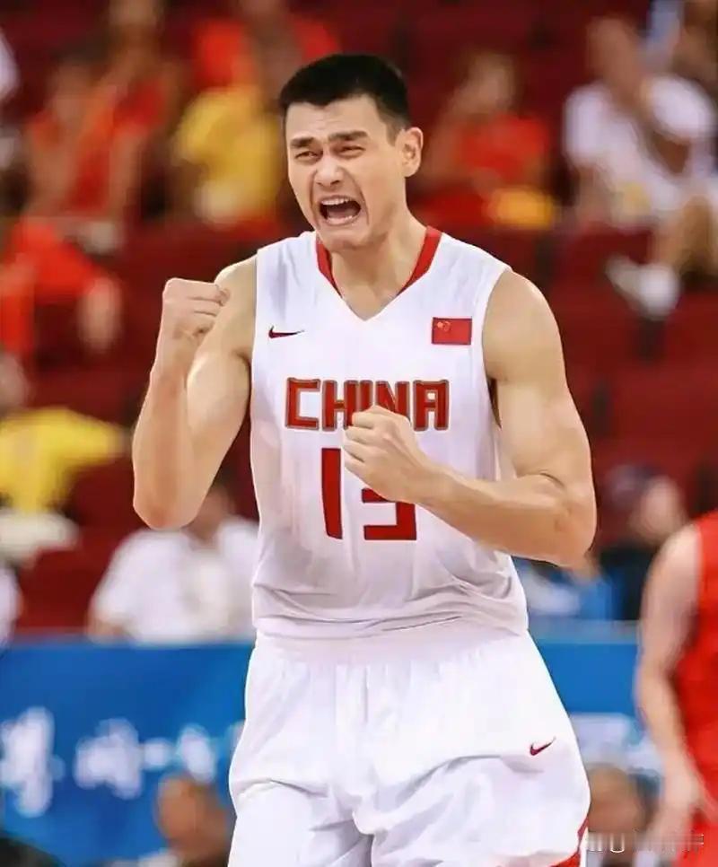 2016年，没有NBA总冠军加持的姚明，身着西装站上斯普林菲尔德名人堂的演讲台，