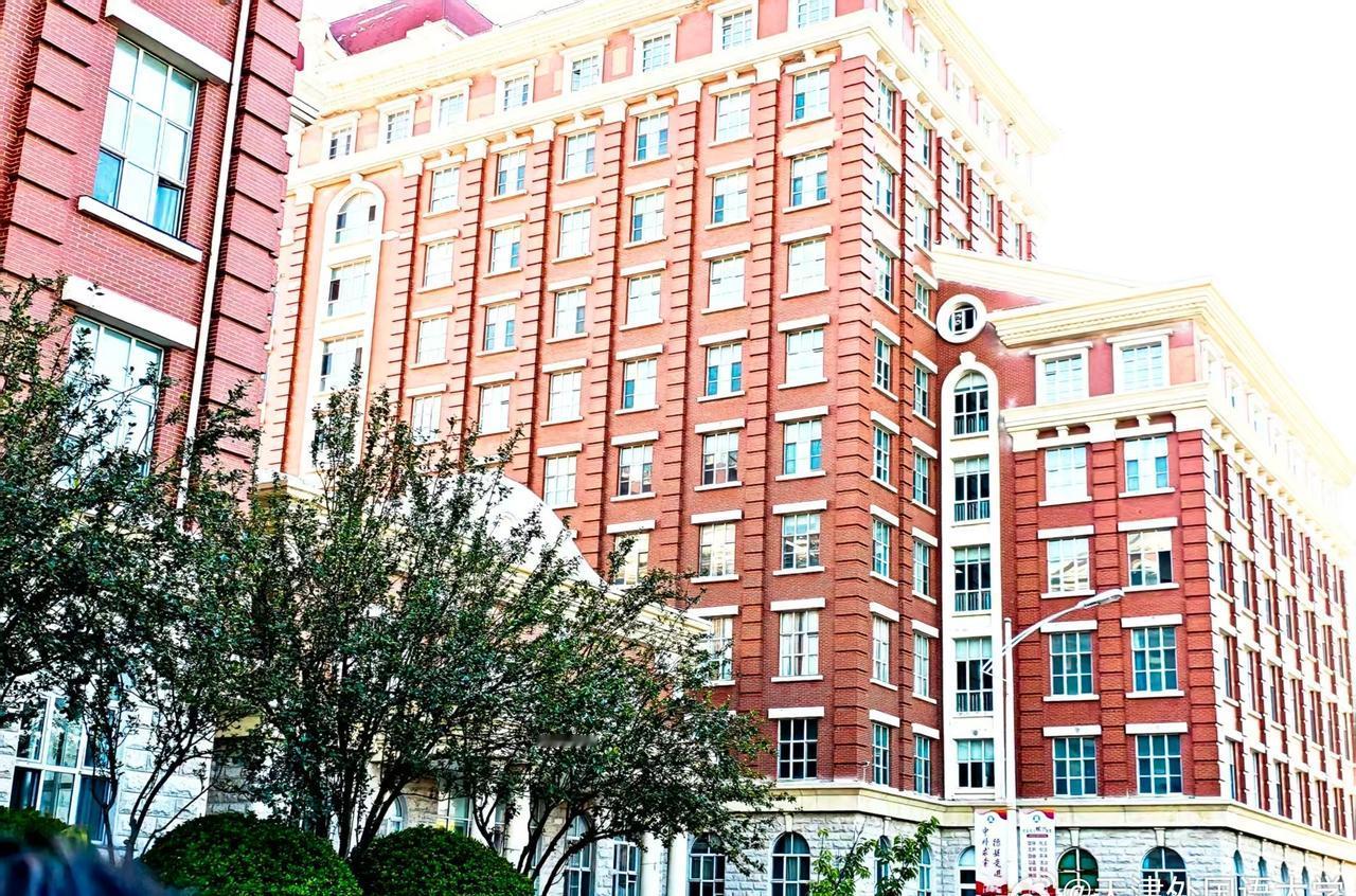 天津外国语大学早安天外
将初心擦亮，装进行囊，今日的旅途是写给未来的一封长信。早