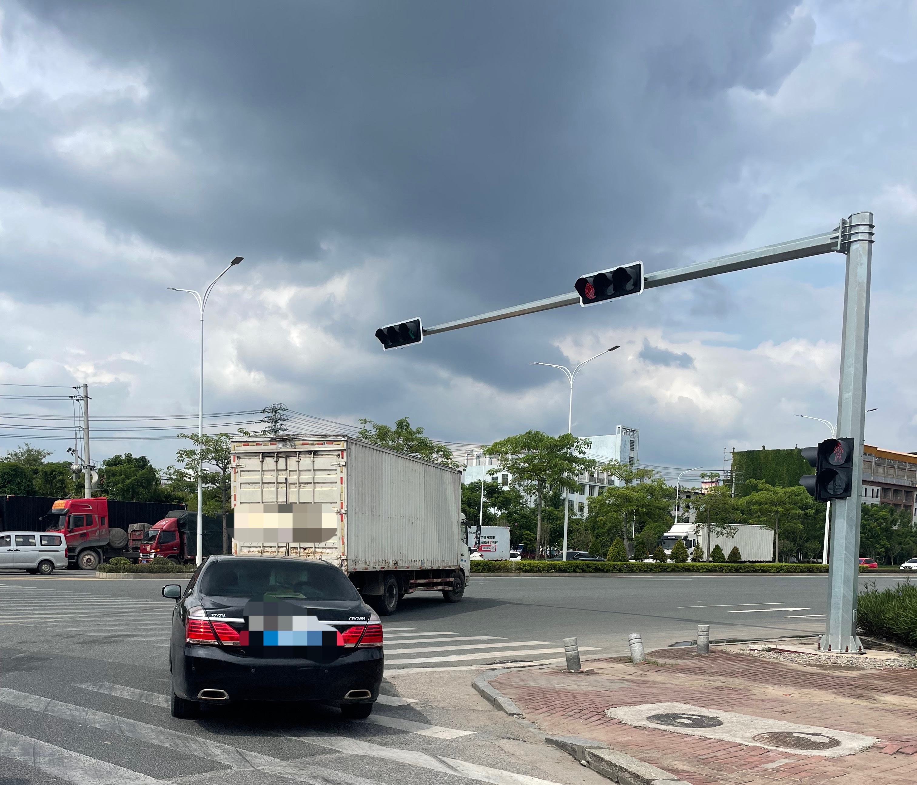 【玉林二环玉博路口汽车走两轮车道险象环生】7月16日，网友爆料称：玉林市二环南路
