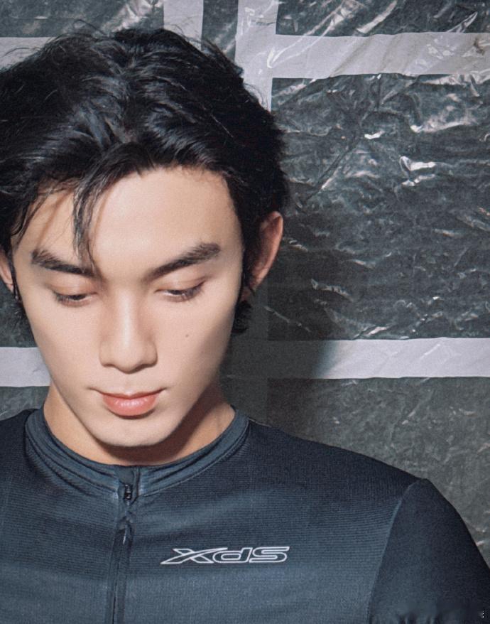 #吴磊眉眼特写#有点凌乱的湿发，这就是传说中的高级精致感吗？ ​​​