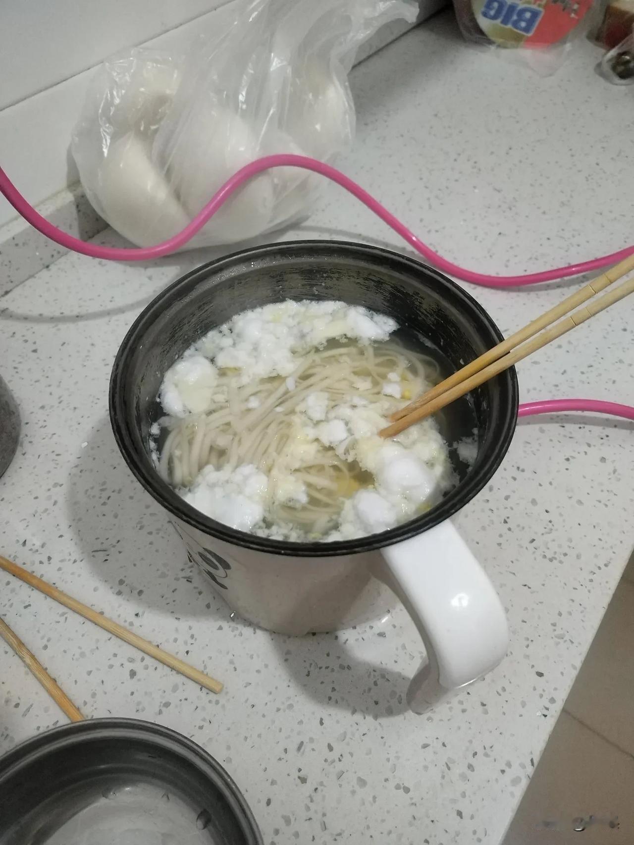 陪读妈妈的意义是什么？租了一间小房子，早晨送去小孩上学，晚上接回来。除了做点饭两