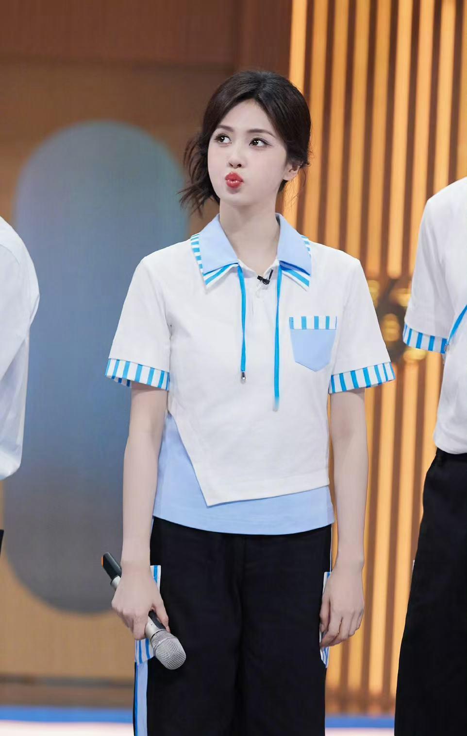 白鹿送上新春祝福 你好星期六嘿呀！白鹿带着新春祝福闪亮登场啦！她那俏皮的模样，再