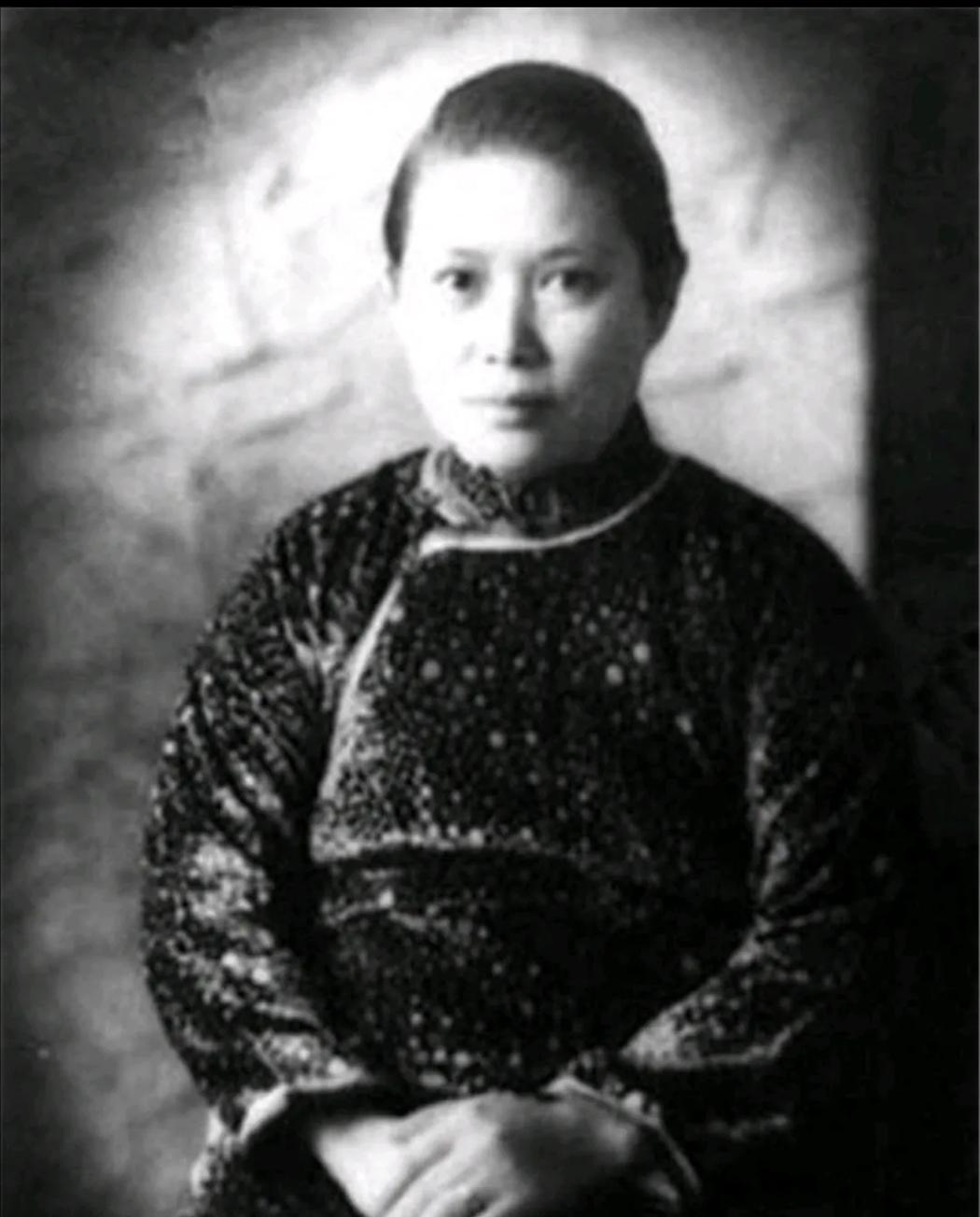 世人大都知道孙中山的夫人是宋庆龄，但很少有人知道孙中山的原配夫人叫卢慕贞。

1