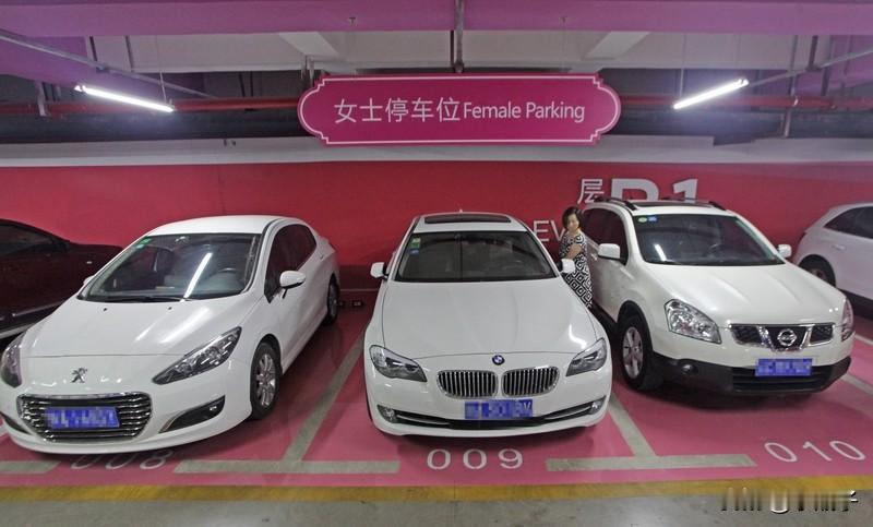 女儿想去学车，她问我学自动挡好，还是手动挡好？
我说，现在的年轻人都学自动挡。