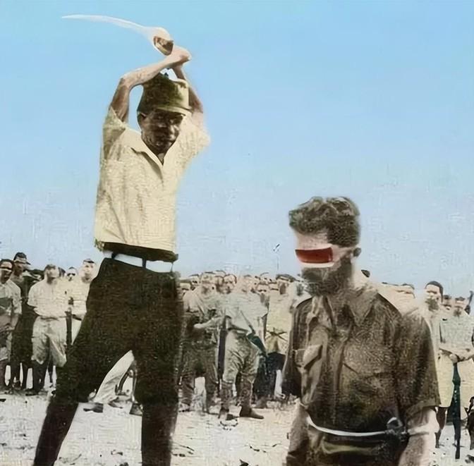 1943年，日军砍掉了一个澳大利亚男人的脑袋，还不忘拍照炫耀，结果就是因为这张照
