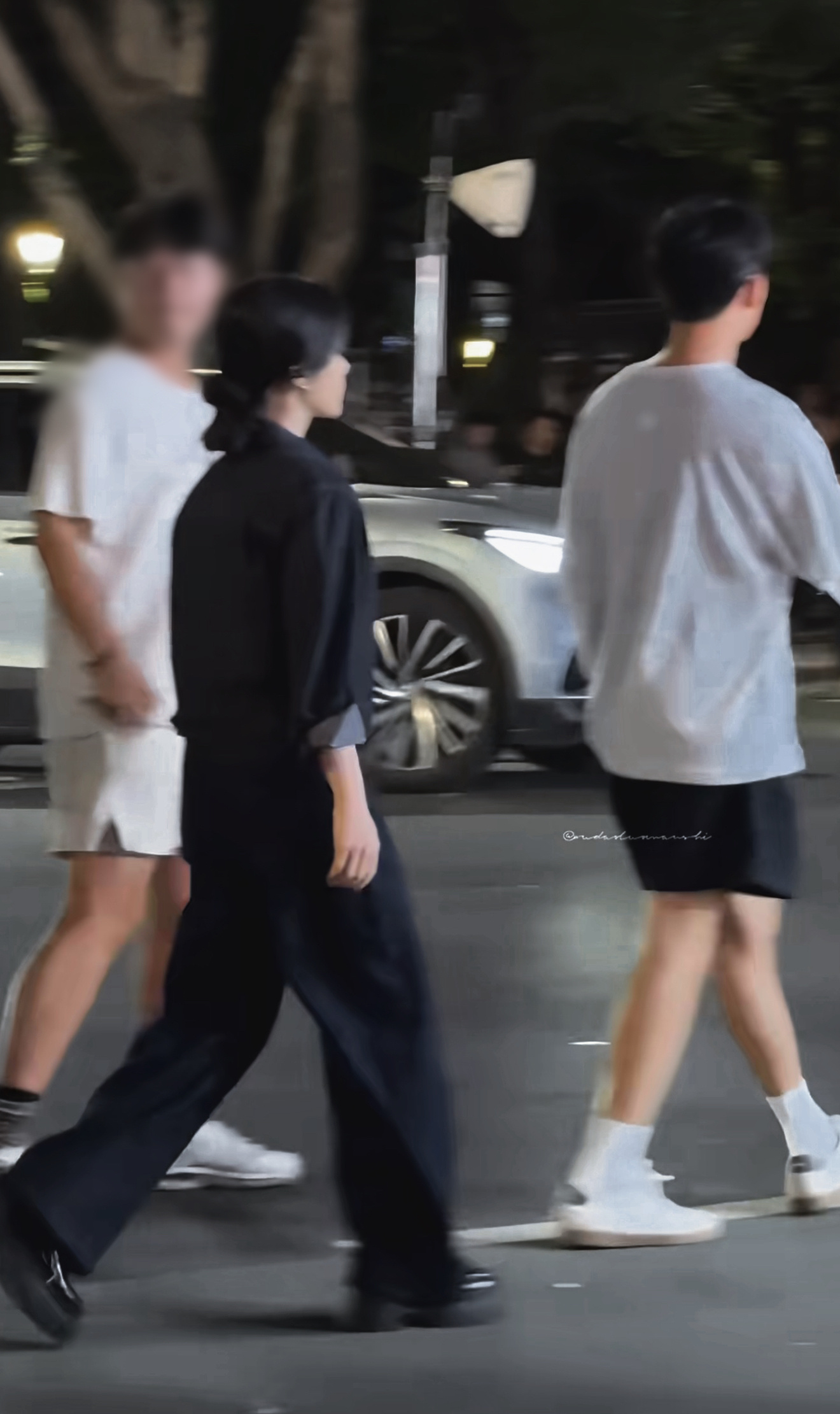 师傅带两个徒弟be like： 