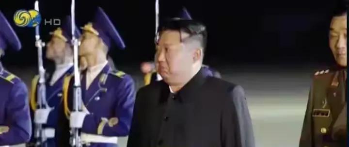 这两天，我被将军的所作所为给感动了。因为，他去机场接阵亡士兵时候，强忍眼泪的那个