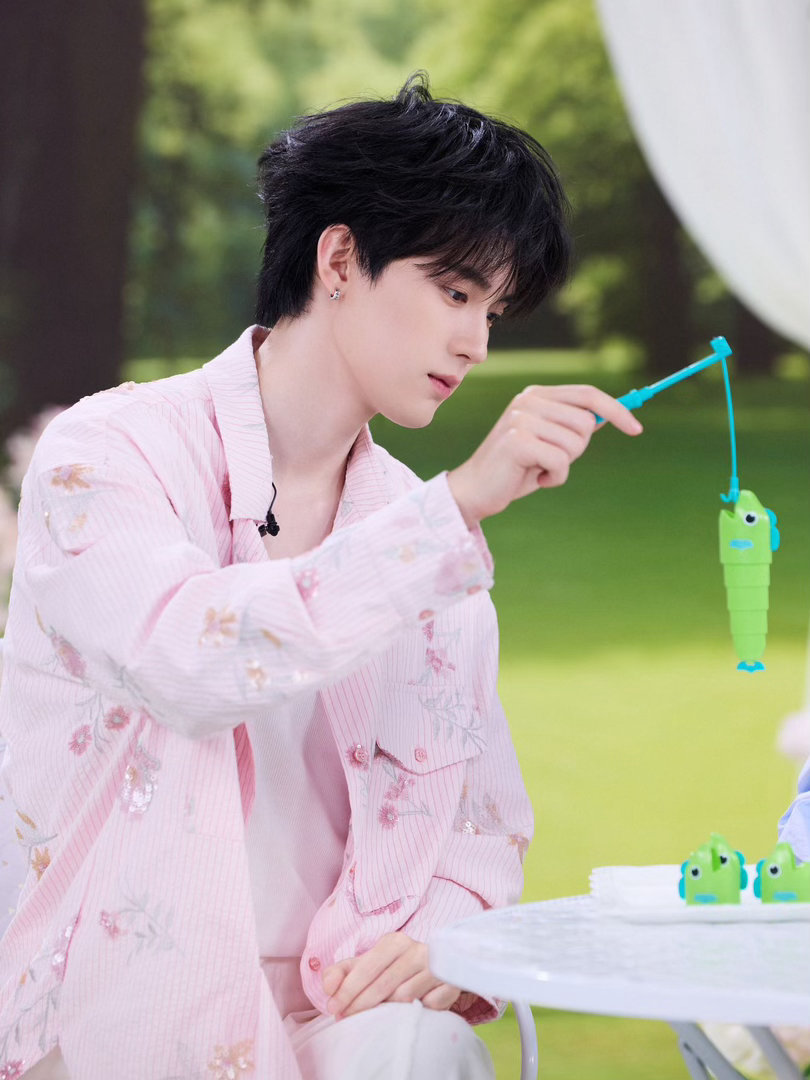 周翊然周翊然直播打游戏游戏里帅气操作，活动上可盐可甜，白马王子与蜜桃少年都好绝 